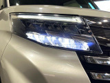 【LEDヘッドライト】悪天候や夜間走行時も良好な視界を確保し安心して運転できる高輝度LEDヘッドライトを装備!点灯速度が早く、消費電力も抑えられています。