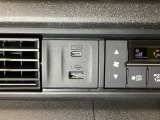 エアコン操作パネルの左側に、スマートフォンなどの充電可能なUSB端子と、音源などの外部入力の可能なUSB端子がついています。移動中に充電もできるので便利です。