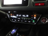 オートエアコンは左右席で独立温度コントロールが可能です。運転席はキンキンに冷やして助手席はマイルドにと言った設定が可能です。暑さ寒さでケンカすることもなくなりますね。