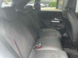 メルセデス・ベンツの定める厳しい基準をクリアしたお車のみをご案内させて頂きます。納車前整備はメーカー規定に基づき当店3Fの指定工場で入念に行なわれます。熟練のメカニックがお客様のお車を整備致します。
