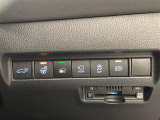 【ETC2.0(DSRC/ITSスポット)】ETCカードを挿入すれば料金所はノンストップで通過できます。ETC限定の割引や、高速道路の情報提供サービスを利用できます。