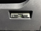 【ETC】有料道路を利用する際に料金所で停止することなく通過できる、ETC車載器(ノンストップ自動料金収受システム機器)が装備されています。セットアップを行うことで利用可能になります。