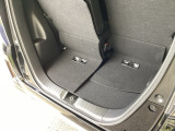 後席を前方へスライドさせることで荷室にゆとりが生まれ、荷物の量に応じて柔軟に使える便利なスペースになります。
