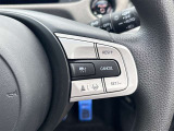 【クルーズコントロール】アクセル操作なしで一定速度を保つ機能。先行車との距離を自動調整する追従型が主流で、高速走行時の疲労を劇的に軽減します。長距離移動が多いお客様への商談では必須の快適装備です。