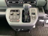 運転席周辺のスマートなレイアウトが、操作のしやすさを実現。快適なドライブをサポートします。手元で操作ができる、電子制御パーキングブレーキ。