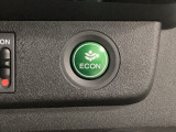 ECON モードをON にするとアクセルペダルの動きに対するエンジンの反応とエアコンの制御を切り換えることで、燃費のいい運転をするドライバーがペダルを踏んだ時と同じようにエンジンを制御します。