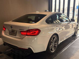 【BMWの伝統-3】BMWのお車は、&ldquo;駆け抜ける歓び&rdquo;を体現しております。走行の安定性とコーナリングの良さを追求し、思い通りにハンドルの操作可能です。