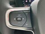 運転しながら車両の多くの機能を直観的にコントロールでき、ステアリングホイールから手を離す必要がありません。右側ステアリングホイール内蔵リモコンを使用すると、オーディオシステム、トリップコンピューターを