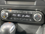 【オートエアコン】一度お好みの温度に設定すれば、車内の温度を検知し風量や温度を自動で調整。暑い&hellip;寒い&hellip;と何度もスイッチ操作をする必要はありません。快適な車内空間には必須の機能ですね♪
