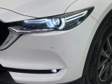 【LEDヘッドライト】悪天候や夜間走行時も良好な視界を確保し安心して運転できる高輝度LEDヘッドライトを装備!点灯速度が早く、消費電力も抑えられています。