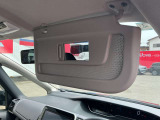 運転席側に身だしなみチェックの必需品バニティミラー