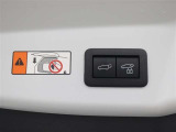 バックドアに設置されたパワーバックドアスイッチです。