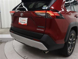 リア左下に装着の車名プレートがマットブラックとなるとともに、リア右下にマットブラックのグレードマーク(ADVENTURE)が装着されています。