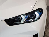 【LEDヘッドライト】先進のLEDテクノロジーを採用。放射される白色光の周波特性は太陽光に近く、バイキセノン・ヘッドライトを上回るコントラストで更に明るく輝きます!