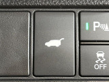 【パワーバックドア】スマートキーや運転席のボタンを押すだけでリアゲートが自動で開閉します!荷物を持っている時や、高い位置にあるバックドアを閉める際に便利な機能です♪
