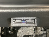 ハンドルの真下にETCがついています。高速道路の料金所の通過も楽々です。 カードの取り出しもしやすい場所についています。