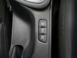 エンジンとモーター2つのパワー源を持つハイブリッドならではの装備。EVスイッチを押すとモーターのみの走行が出来ますよ。 モーターのみの駆動なので静かです。