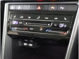 3ゾーンオートエアコン、シートヒーター付きです!運転席側と助手席でそれぞれの温度調節が可能です!