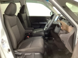女性でも運転がしやすいように、シートの高さ調整機能(シートリフター)がついています。運転席と助手席の間が空いている為、助手席側への移動がスムーズです。交通量の多い道でも助手席側から乗り降りができます。
