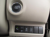 ボタン1つでエンジンを始動【キーレスプッシュスタート】!各機能のスイッチは運転席から操作ラクラク。