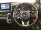 【ハンドル】運転にかかわる様々な操作を安全に行えるように視点移動が少なく操作性に配慮されたスイッチ類が凝縮されたコックピットです。