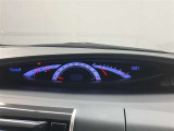 視認性に優れたメーターを採用しており、走行中でも車速や情報が分かりやすく表示されます。運転時の視線移動をむりのない範囲に抑え、快適で安心感のあるドライブをサポートします。