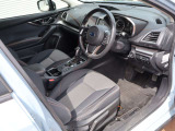ホールド感のある運転席シートで安定したドライビングが可能です。