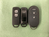 スマートキーを装備しています。鍵を差し込むことなくドアロックの開け閉めと、スタートボタン操作でのエンジンスタートができます。加えて、純正リモコンエンジンスターター用の操作キーもついています。