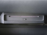 車内でCD DVDのメディアが楽しめます。