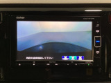 ギヤをR(バック)に入れるとナビの画面に後ろの映像が映るリアカメラ付です。後退時、コンディションが悪い視界でもカラーバックモニターがドライバーをサポートします。