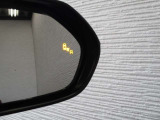 隣車線を走る車両をレーダーで検知し、ドアミラーでは確認しにくい後側方エリアに存在する車両に加え、急接近してくる車両も検知します。車両を検知するとドアミラーに搭載されたLEDインジケーターが点灯します。