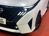 【LEDヘッドライト】悪天候や夜間走行時も良好な視界を確保し安心して運転できる高輝度LEDヘッドライトを装備!点灯速度が早く、消費電力も抑えられています。