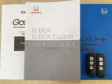 スマートキーは鍵をバッグに入れたままでもドアロックの開閉やエンジンのON・OFFができます。夜間や雨の日も鍵を探さなくて良いので便利です。