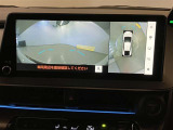 左右のドアミラーに設置されたカメラからの映像を表示します。路肩への幅寄せ・狭い路地でのすれ違いなどのケースにおいて、車両側方の安全確認や接触回避の操作をサポートします。