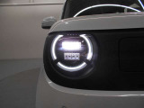 明るいLEDヘッドライトが、夜間のドライブをサポートします。