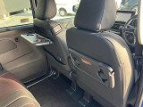 運転席と助手席のシートバックに収納式のトレイ付きドリンクホルダーを装備しています。ドライブの時など便利です。