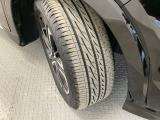 安全に走行するためには空気圧の確認をはじめ溝の深さ、ひび割れの等の点検が必要です。点検時に交換が必要と判断した場合は交換いたします。