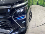 【LEDヘッドライト】悪天候や夜間走行時も良好な視界を確保し安心して運転できる高輝度LEDヘッドライトを装備!点灯速度が早く、消費電力も抑えられています。