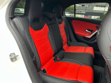 メルセデス・ベンツの定める厳しい基準をクリアしたお車のみをご案内させて頂きます。納車前整備はメーカー規定に基づき当店3Fの指定工場で入念に行なわれます。熟練のメカニックがお客様のお車を整備致します。