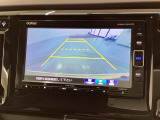 リバースギアに入れるだけで後方の表示へ切り替わります。夜間や雨の日の駐車も楽になりますよ。