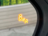 【ブラインドスポットモニター】走行中、ドアミラーの死角になりやすい箇所に後続車が接近するとサイドミラーのレンズに警告を表示!ドライバーに注意喚起をしてくれます。