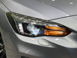 【LEDヘッドライト】悪天候や夜間走行時も良好な視界を確保し安心して運転できる高輝度LEDヘッドライトを装備!点灯速度が早く、消費電力も抑えられています。