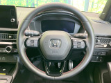 インテリアに合わせたデザインのステアリングは、運転される方のことも考え、運転しやすい形状、大きさです。是非一度、実際に触ってお確かめください。