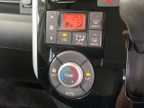 【オートエアコン】一度お好みの温度に設定すれば、車内の温度を検知し風量や温度を自動で調整。暑い&hellip;寒い&hellip;と何度もスイッチ操作をする必要はありません。快適な車内空間には必須の機能ですね♪