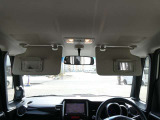 運転席にサンバイザー裏にはバニティミラーが備わっていますので、車の外に出る前にパパッと身だしなみをチェックすることができて便利ですよ♪