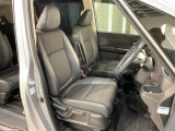乗降がしやすい運転席。高さが調節できて小柄な方でも運転しやすいポジションをとることができます。
