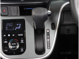 インパネシフトなので運転席と助手席の間がすっきりしております。