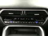 【フルオートエアコン】運転席と助手席の温度調整がそれぞれ出来るフルオートエアコン装備です。これなら暑がりなご主人、寒がりな奥様が同乗されても問題ないですね。