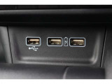 USB-Aの給電専用ソケットを2口装備。モバイル機器の充電が可能です。