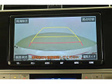 バックガイドモニター(バックモニター)付き。車両後方の映像をナビ画面に表示し、駐車などの後退操作をサポートします。